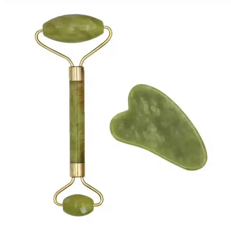 Massage visage avec rouleau Gua Sha